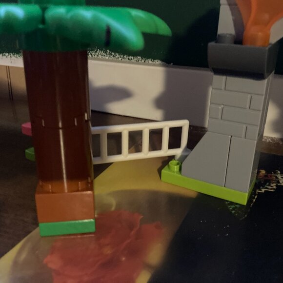 🦖 LEGO DUPLO Jurassic World 10939 – T. rex & Triceratops Dinosaur Breakout - Picture 4 of 6